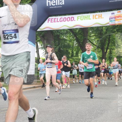 29.06.2025 - hella hamburg halbmarathon KatJ http://msf.ph/oto/8524488 29.06.2025 10:52:04 Zwischen KM18-KM19 1885, 4613, 7271, 7474 meine-sportfotos.de