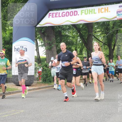 29.06.2025 - hella hamburg halbmarathon KatJ http://msf.ph/oto/8524534 29.06.2025 10:52:06 Zwischen KM18-KM19 1885, 4613, 7271, 7474 meine-sportfotos.de