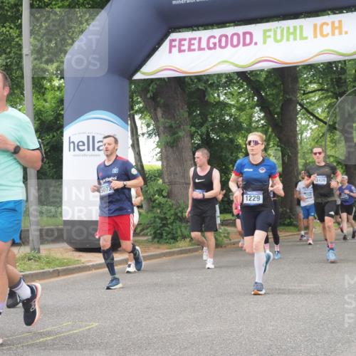 29.06.2025 - hella hamburg halbmarathon KatJ http://msf.ph/oto/8524658 29.06.2025 10:52:13 Zwischen KM18-KM19 1186, 1229, 2136, 2490, 5073, 6706, 7907 meine-sportfotos.de