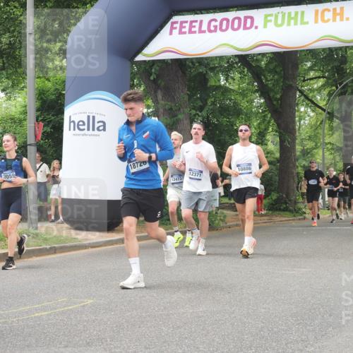 29.06.2025 - hella hamburg halbmarathon KatJ http://msf.ph/oto/8525143 29.06.2025 10:52:36 Zwischen KM18-KM19 6590, 7826, 8405 meine-sportfotos.de