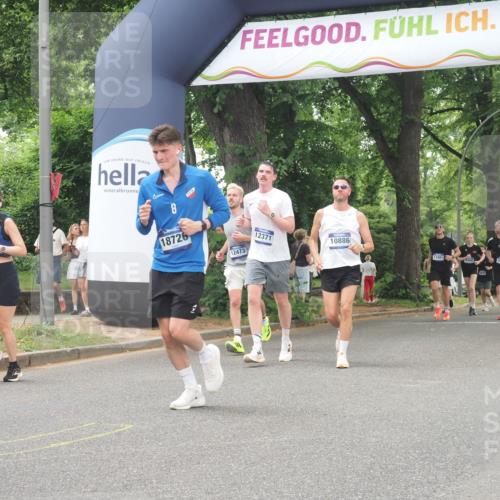 29.06.2025 - hella hamburg halbmarathon KatJ http://msf.ph/oto/8525149 29.06.2025 10:52:36 Zwischen KM18-KM19 6590, 7826, 8405 meine-sportfotos.de