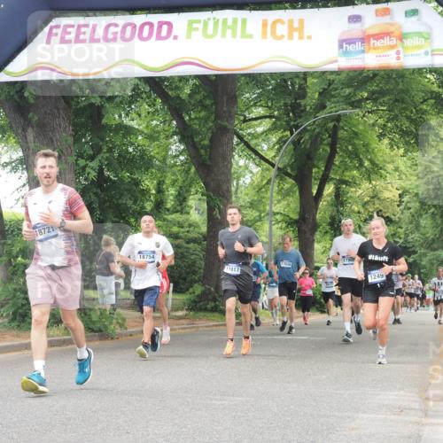 29.06.2025 - hella hamburg halbmarathon KatJ http://msf.ph/oto/8525540 29.06.2025 10:52:56 Zwischen KM18-KM19 1355, 3994, 6489 meine-sportfotos.de
