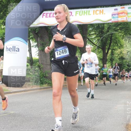 29.06.2025 - hella hamburg halbmarathon KatJ http://msf.ph/oto/8525607 29.06.2025 10:52:59 Zwischen KM18-KM19 1249, 1355, 6489 meine-sportfotos.de