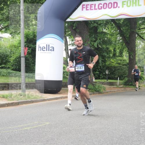 29.06.2025 - hella hamburg halbmarathon KatJ http://msf.ph/oto/8526134 29.06.2025 10:53:30 Zwischen KM18-KM19 2142, 3071, 4187 meine-sportfotos.de