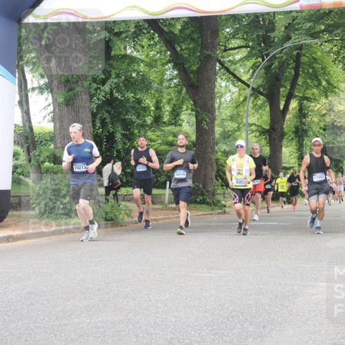 29.06.2025 - hella hamburg halbmarathon KatJ http://msf.ph/oto/8526179 29.06.2025 10:53:34 Zwischen KM18-KM19 3071, 4187, 6059 meine-sportfotos.de