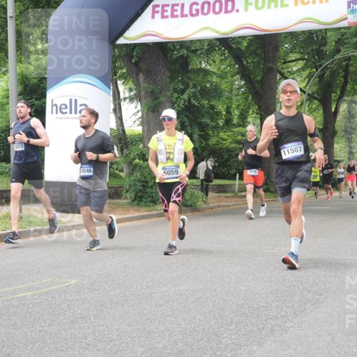29.06.2025 - hella hamburg halbmarathon KatJ http://msf.ph/oto/8526250 29.06.2025 10:53:37 Zwischen KM18-KM19 5976, 6059 meine-sportfotos.de