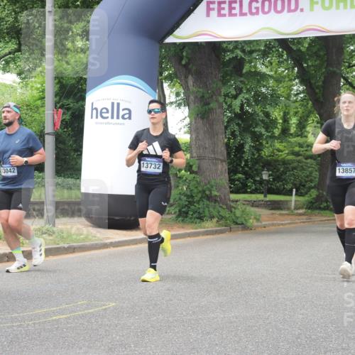 29.06.2025 - hella hamburg halbmarathon KatJ http://msf.ph/oto/8526869 29.06.2025 10:54:05 Zwischen KM18-KM19 1729, 3062, 3225, 4066, 6453 meine-sportfotos.de