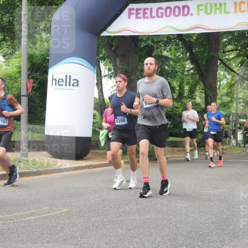 29.06.2025 - hella hamburg halbmarathon KatJ http://msf.ph/oto/8526976 29.06.2025 10:54:11 Zwischen KM18-KM19 2628, 5605, 8398 meine-sportfotos.de