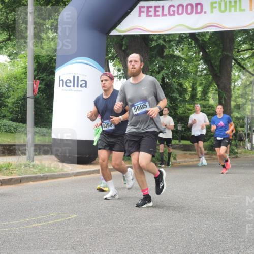 29.06.2025 - hella hamburg halbmarathon KatJ http://msf.ph/oto/8526982 29.06.2025 10:54:11 Zwischen KM18-KM19 2628, 5605, 8398 meine-sportfotos.de