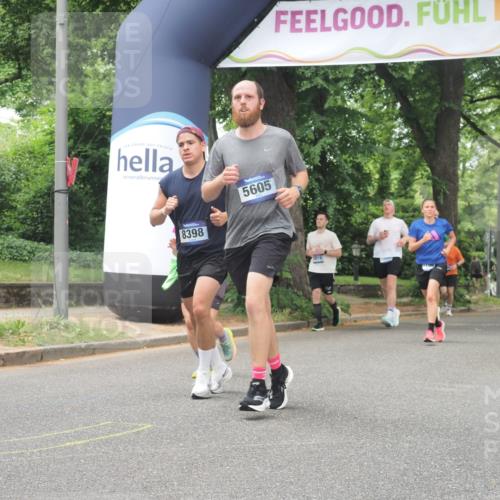 29.06.2025 - hella hamburg halbmarathon KatJ http://msf.ph/oto/8526987 29.06.2025 10:54:11 Zwischen KM18-KM19 2628, 5605, 8398 meine-sportfotos.de