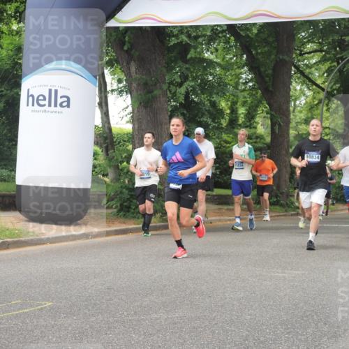 29.06.2025 - hella hamburg halbmarathon KatJ http://msf.ph/oto/8526993 29.06.2025 10:54:12 Zwischen KM18-KM19 2628, 5605, 8398 meine-sportfotos.de