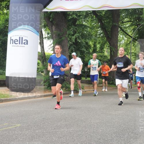 29.06.2025 - hella hamburg halbmarathon KatJ http://msf.ph/oto/8527002 29.06.2025 10:54:13 Zwischen KM18-KM19 2628, 4293, 5605, 8398 meine-sportfotos.de
