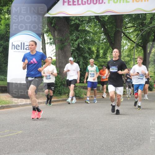 29.06.2025 - hella hamburg halbmarathon KatJ http://msf.ph/oto/8527019 29.06.2025 10:54:13 Zwischen KM18-KM19 2628, 4293, 5605, 8398 meine-sportfotos.de