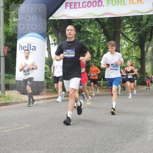 29.06.2025 - hella hamburg halbmarathon KatJ http://msf.ph/oto/8527048 29.06.2025 10:54:14 Zwischen KM18-KM19 2628, 4293, 5605, 8398 meine-sportfotos.de