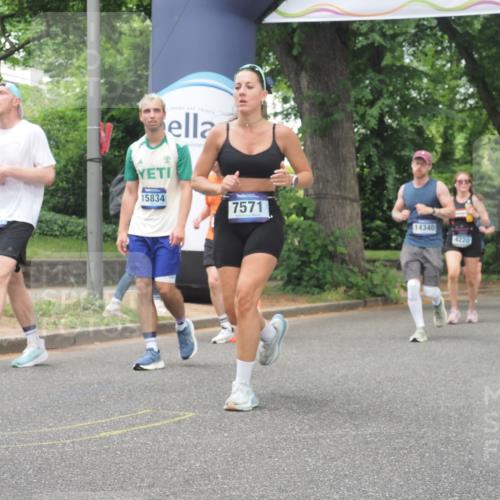 29.06.2025 - hella hamburg halbmarathon KatJ http://msf.ph/oto/8527075 29.06.2025 10:54:18 Zwischen KM18-KM19 2819, 3488, 4220, 4293, 7571, 8398 meine-sportfotos.de