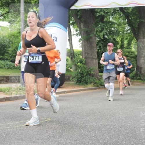 29.06.2025 - hella hamburg halbmarathon KatJ http://msf.ph/oto/8527088 29.06.2025 10:54:18 Zwischen KM18-KM19 2819, 3488, 4220, 4293, 7571, 8398 meine-sportfotos.de