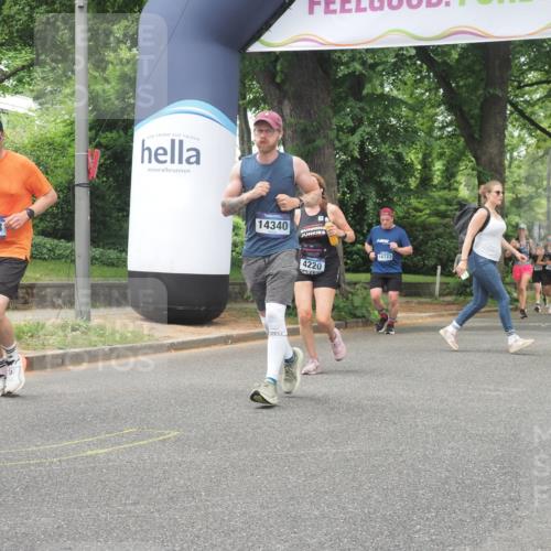 29.06.2025 - hella hamburg halbmarathon KatJ http://msf.ph/oto/8527122 29.06.2025 10:54:19 Zwischen KM18-KM19 2819, 3488, 4220, 4293, 7571 meine-sportfotos.de