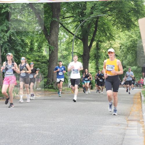 29.06.2025 - hella hamburg halbmarathon KatJ http://msf.ph/oto/8527157 29.06.2025 10:54:23 Zwischen KM18-KM19 2819, 3488, 4220, 6196, 7571 meine-sportfotos.de
