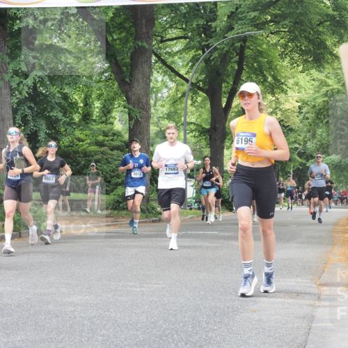 29.06.2025 - hella hamburg halbmarathon KatJ http://msf.ph/oto/8527168 29.06.2025 10:54:24 Zwischen KM18-KM19 3488, 4220, 6196 meine-sportfotos.de