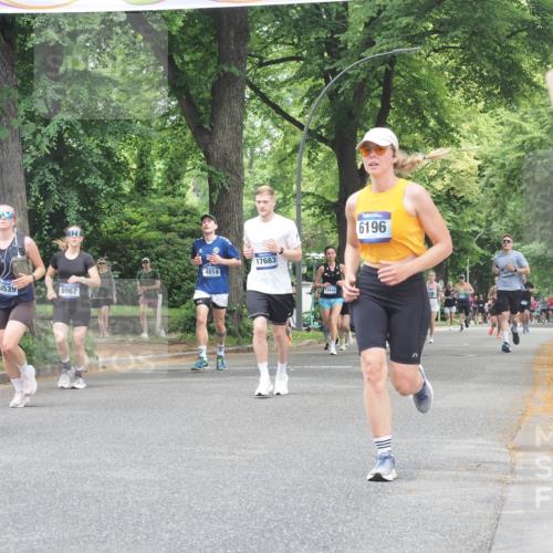 29.06.2025 - hella hamburg halbmarathon KatJ http://msf.ph/oto/8527172 29.06.2025 10:54:24 Zwischen KM18-KM19 3488, 4220, 6196 meine-sportfotos.de