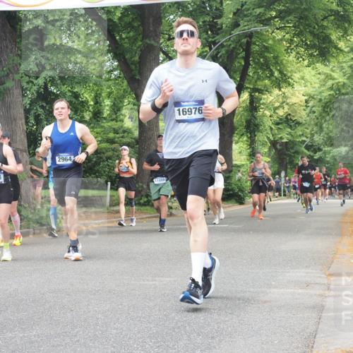 29.06.2025 - hella hamburg halbmarathon KatJ http://msf.ph/oto/8527250 29.06.2025 10:54:31 Zwischen KM18-KM19 2963, 2964, 4014, 5363 meine-sportfotos.de