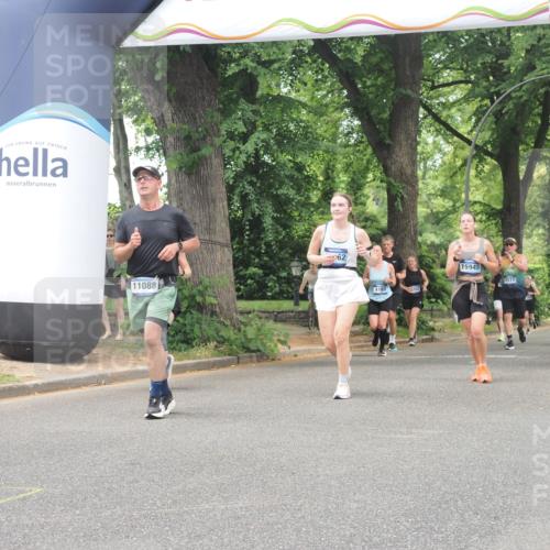 29.06.2025 - hella hamburg halbmarathon KatJ http://msf.ph/oto/8527277 29.06.2025 10:54:34 Zwischen KM18-KM19 1367, 2963, 2964, 4014, 5363 meine-sportfotos.de