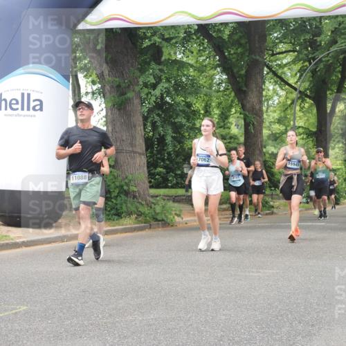 29.06.2025 - hella hamburg halbmarathon KatJ http://msf.ph/oto/8527281 29.06.2025 10:54:34 Zwischen KM18-KM19 1367, 2963, 2964, 4014, 5363 meine-sportfotos.de
