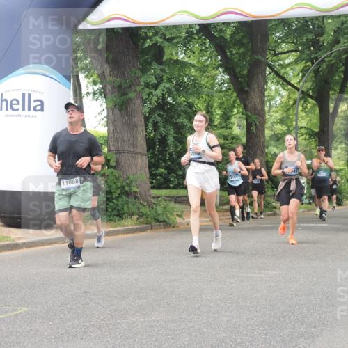 29.06.2025 - hella hamburg halbmarathon KatJ http://msf.ph/oto/8527283 29.06.2025 10:54:34 Zwischen KM18-KM19 1367, 2963, 2964, 4014, 5363 meine-sportfotos.de