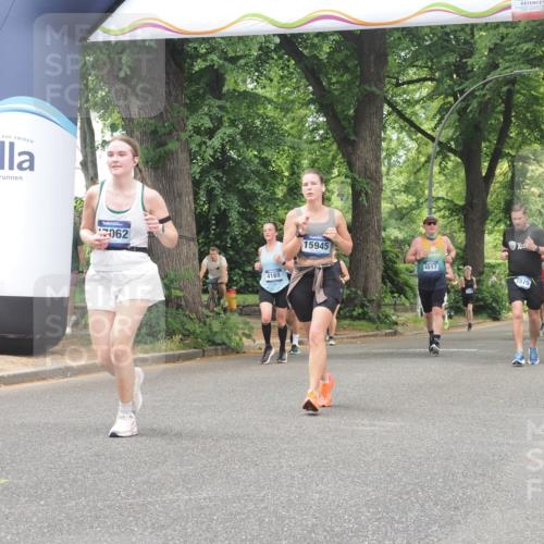 29.06.2025 - hella hamburg halbmarathon KatJ http://msf.ph/oto/8527308 29.06.2025 10:54:35 Zwischen KM18-KM19 1367, 2963, 2964, 4014, 5363 meine-sportfotos.de