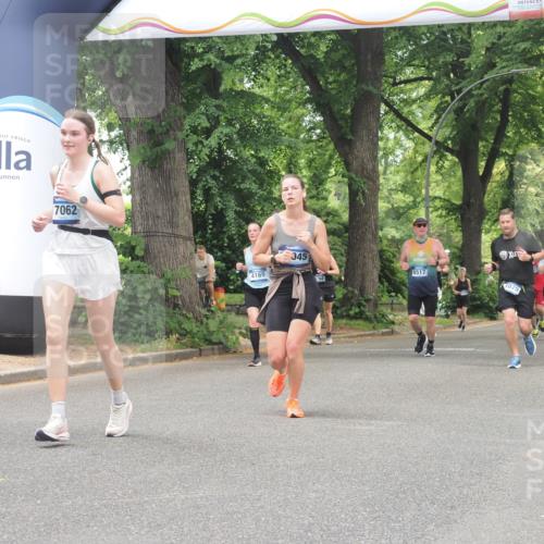 29.06.2025 - hella hamburg halbmarathon KatJ http://msf.ph/oto/8527313 29.06.2025 10:54:36 Zwischen KM18-KM19 1079, 1367, 2963, 2964, 4014, 5363 meine-sportfotos.de