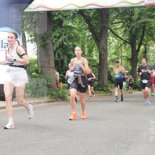 29.06.2025 - hella hamburg halbmarathon KatJ http://msf.ph/oto/8527317 29.06.2025 10:54:36 Zwischen KM18-KM19 1079, 1367, 2963, 2964, 4014, 5363 meine-sportfotos.de