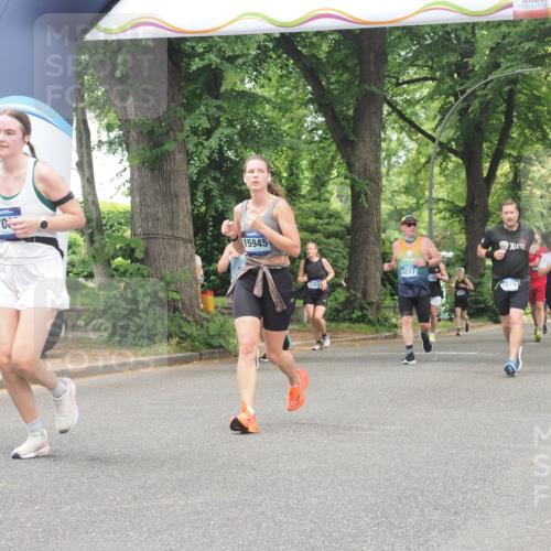 29.06.2025 - hella hamburg halbmarathon KatJ http://msf.ph/oto/8527322 29.06.2025 10:54:36 Zwischen KM18-KM19 1079, 1367, 2963, 2964, 4014, 5363 meine-sportfotos.de