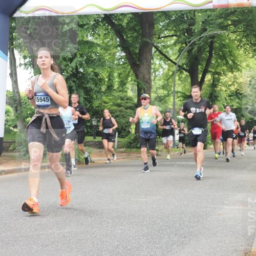 29.06.2025 - hella hamburg halbmarathon KatJ http://msf.ph/oto/8527338 29.06.2025 10:54:37 Zwischen KM18-KM19 1079, 1367, 2963, 2964, 5363, 6517 meine-sportfotos.de