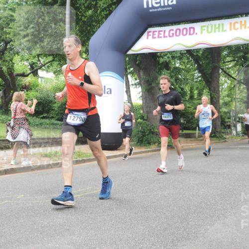 29.06.2025 - hella hamburg halbmarathon KatJ http://msf.ph/oto/8527471 29.06.2025 10:54:44 Zwischen KM18-KM19 1079, 4169, 4666, 5762, 6517, 7685 meine-sportfotos.de