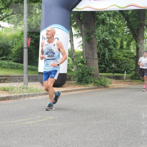 29.06.2025 - hella hamburg halbmarathon KatJ http://msf.ph/oto/8527513 29.06.2025 10:54:47 Zwischen KM18-KM19 4666, 7685, 8279 meine-sportfotos.de