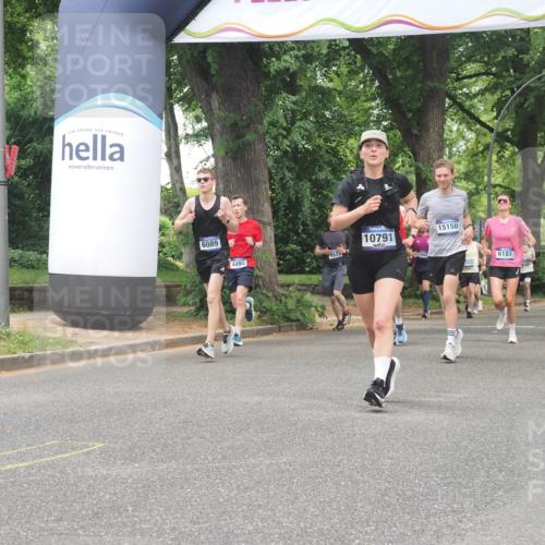29.06.2025 - hella hamburg halbmarathon KatJ http://msf.ph/oto/8527563 29.06.2025 10:54:52 Zwischen KM18-KM19 4494, 8279 meine-sportfotos.de