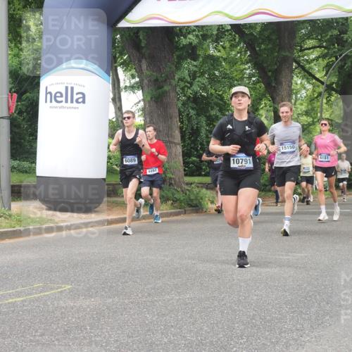 29.06.2025 - hella hamburg halbmarathon KatJ http://msf.ph/oto/8527568 29.06.2025 10:54:52 Zwischen KM18-KM19 4494, 8279 meine-sportfotos.de