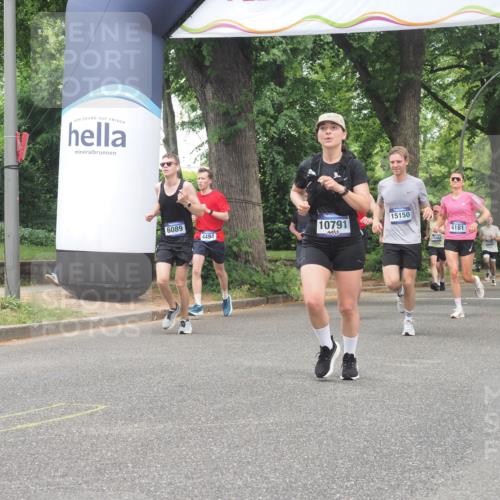 29.06.2025 - hella hamburg halbmarathon KatJ http://msf.ph/oto/8527573 29.06.2025 10:54:52 Zwischen KM18-KM19 4494, 8279 meine-sportfotos.de