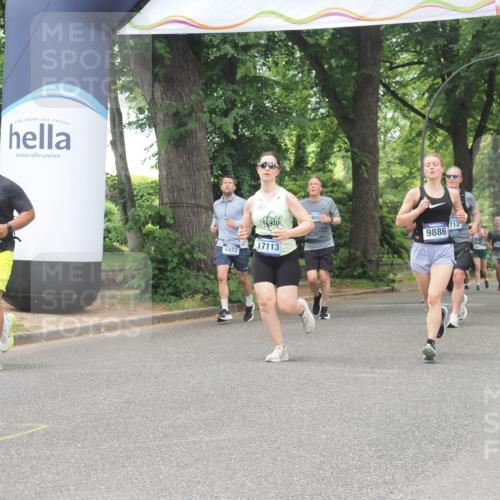 29.06.2025 - hella hamburg halbmarathon KatJ http://msf.ph/oto/8528098 29.06.2025 10:55:21 Zwischen KM18-KM19 2712, 4032 meine-sportfotos.de