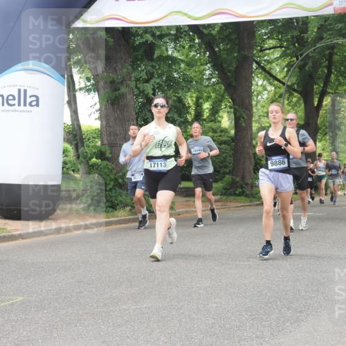 29.06.2025 - hella hamburg halbmarathon KatJ http://msf.ph/oto/8528104 29.06.2025 10:55:21 Zwischen KM18-KM19 2712, 4032 meine-sportfotos.de