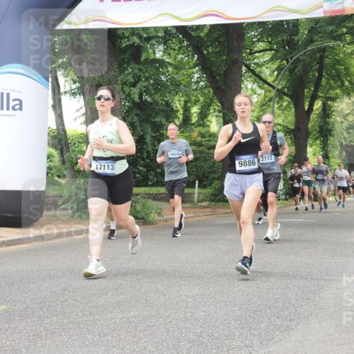 29.06.2025 - hella hamburg halbmarathon KatJ http://msf.ph/oto/8528115 29.06.2025 10:55:22 Zwischen KM18-KM19 2712, 4032, 6822 meine-sportfotos.de
