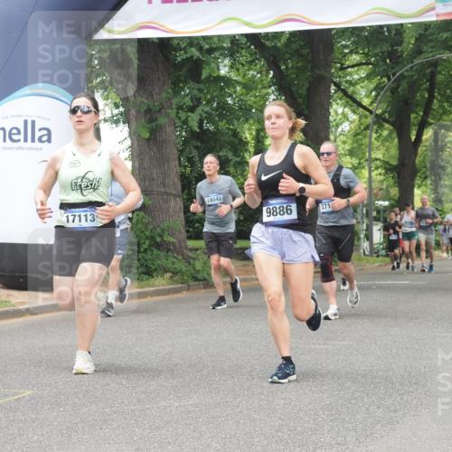 29.06.2025 - hella hamburg halbmarathon KatJ http://msf.ph/oto/8528121 29.06.2025 10:55:22 Zwischen KM18-KM19 2712, 4032, 6822 meine-sportfotos.de