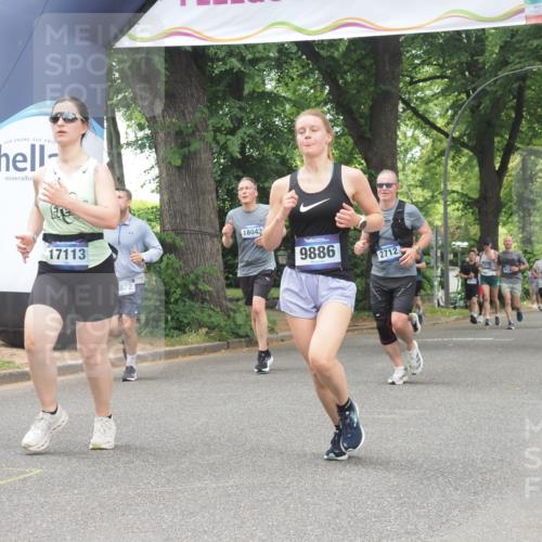29.06.2025 - hella hamburg halbmarathon KatJ http://msf.ph/oto/8528127 29.06.2025 10:55:22 Zwischen KM18-KM19 2712, 4032, 6822 meine-sportfotos.de