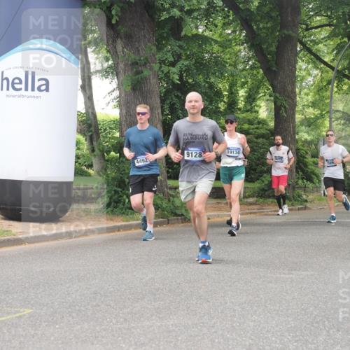 29.06.2025 - hella hamburg halbmarathon KatJ http://msf.ph/oto/8528194 29.06.2025 10:55:27 Zwischen KM18-KM19 2712, 6822, 8147 meine-sportfotos.de