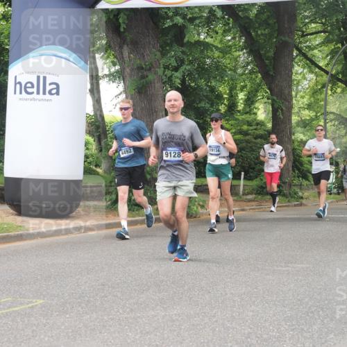 29.06.2025 - hella hamburg halbmarathon KatJ http://msf.ph/oto/8528202 29.06.2025 10:55:27 Zwischen KM18-KM19 2712, 6822, 8147 meine-sportfotos.de