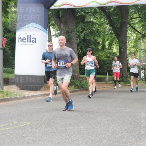 29.06.2025 - hella hamburg halbmarathon KatJ http://msf.ph/oto/8528214 29.06.2025 10:55:28 Zwischen KM18-KM19 2712, 6822, 8147 meine-sportfotos.de