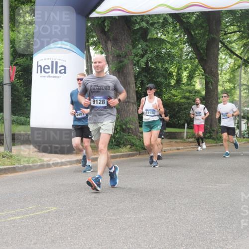 29.06.2025 - hella hamburg halbmarathon KatJ http://msf.ph/oto/8528217 29.06.2025 10:55:28 Zwischen KM18-KM19 2712, 6822, 8147 meine-sportfotos.de