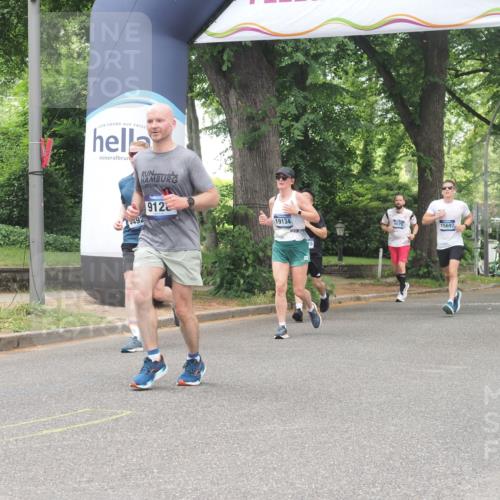 29.06.2025 - hella hamburg halbmarathon KatJ http://msf.ph/oto/8528225 29.06.2025 10:55:28 Zwischen KM18-KM19 2712, 6822, 8147 meine-sportfotos.de