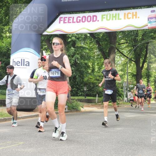 29.06.2025 - hella hamburg halbmarathon KatJ http://msf.ph/oto/8528403 29.06.2025 10:55:38 Zwischen KM18-KM19 1071, 3154, 6217, 8263, 8632 meine-sportfotos.de