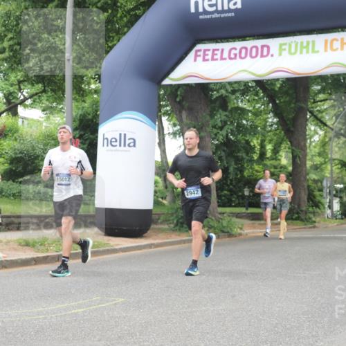 29.06.2025 - hella hamburg halbmarathon KatJ http://msf.ph/oto/8528806 29.06.2025 10:56:05 Zwischen KM18-KM19 2942, 3025, 3262 meine-sportfotos.de